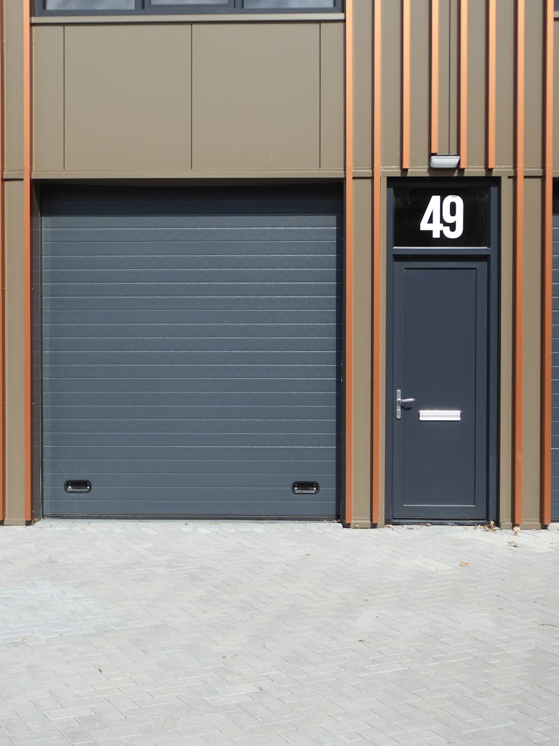 Porte de garage moderne sur maison contemporaine