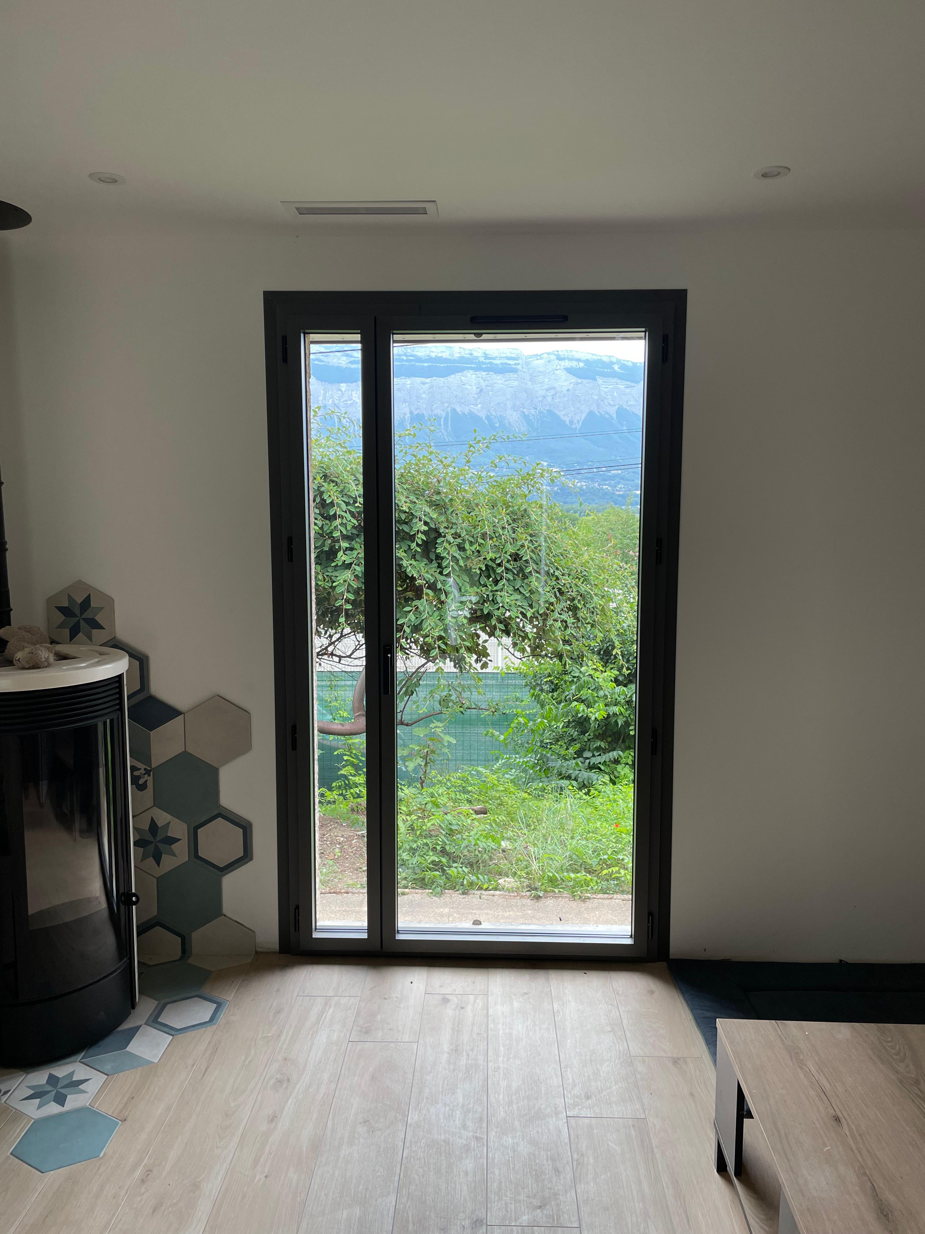 Porte-fenêtre alu avec vue montagnes